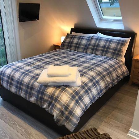 더글러스 The Firs - Englefield Studio B&B 외부 사진