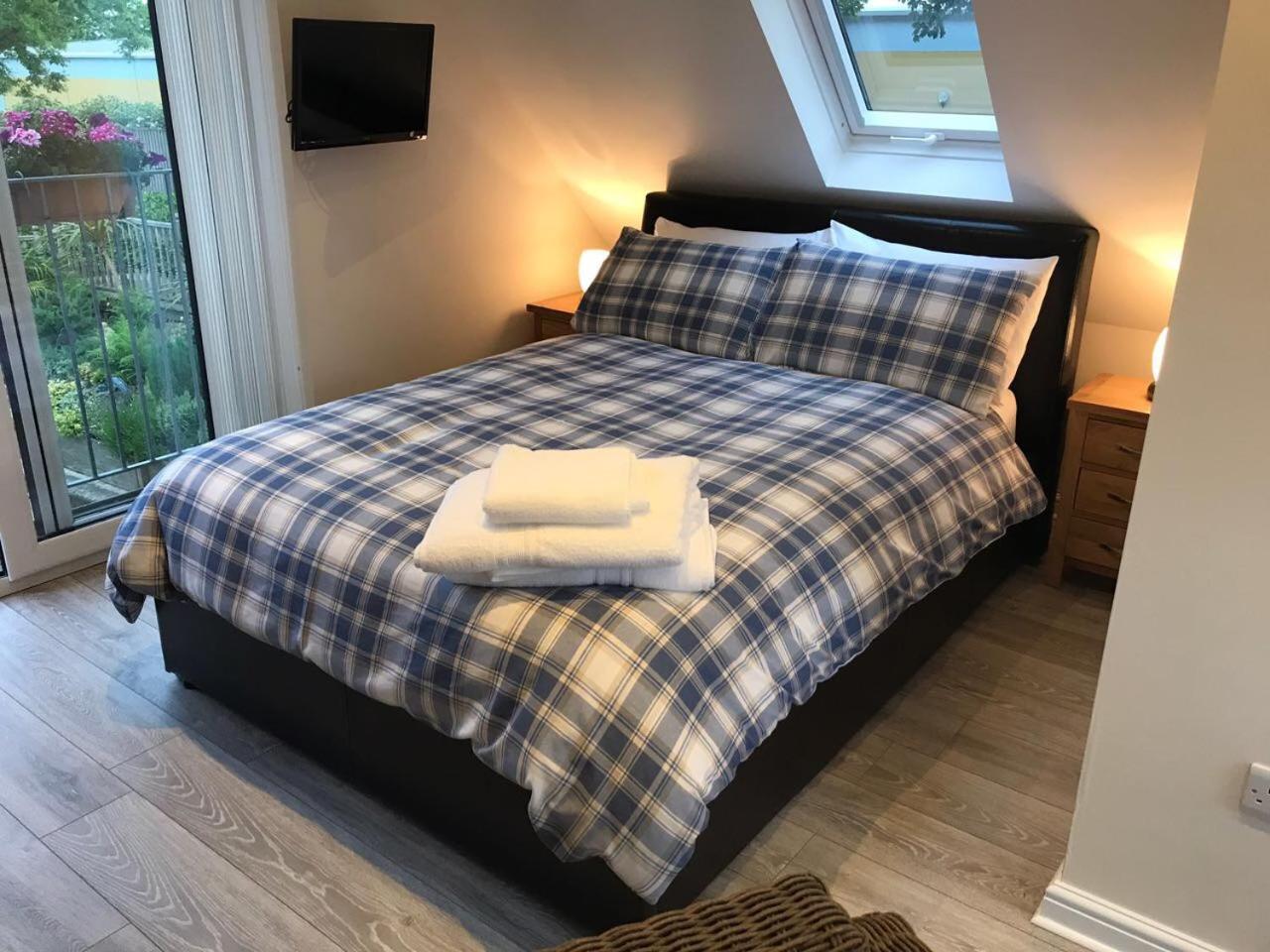 더글러스 The Firs - Englefield Studio B&B 외부 사진